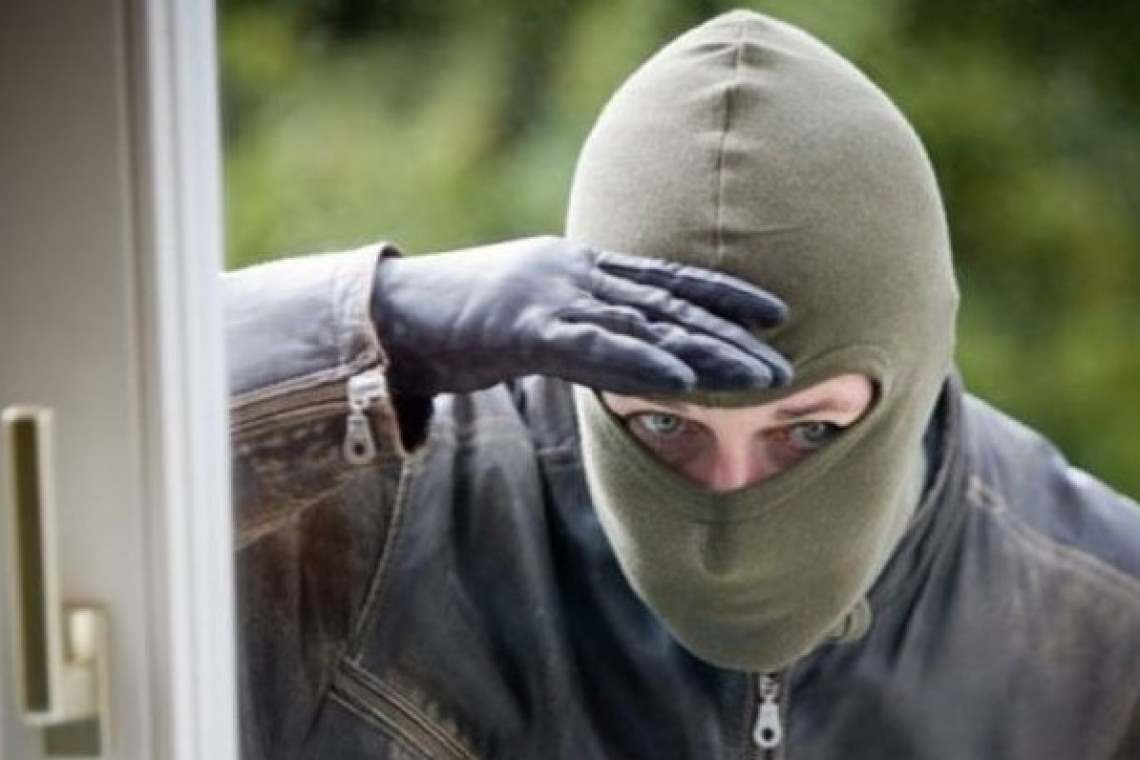 Un gălățean de 17 ani a dat lovitura în Prahova. Ce a furat dintr-o locuință din Bărcănești