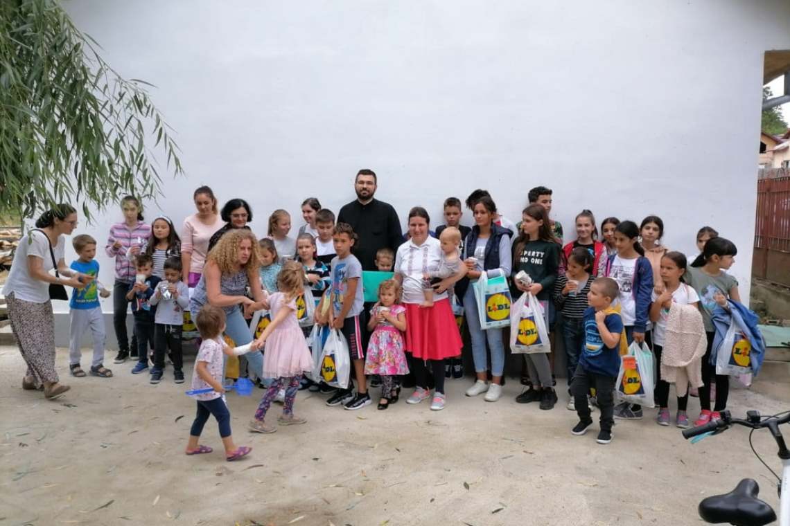 Zeci de copii din satul Șoimești, reuniți într-o școală de vară, în plină vacanță! Cine a fost inițiatorul cursurilor