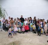 Zeci de copii din satul Șoimești, reuniți într-o școală de vară, în plină vacanță! Cine a fost inițiatorul cursurilor