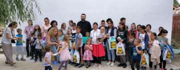 Zeci de copii din satul Șoimești, reuniți într-o școală de vară, în plină vacanță! Cine a fost inițiatorul cursurilor