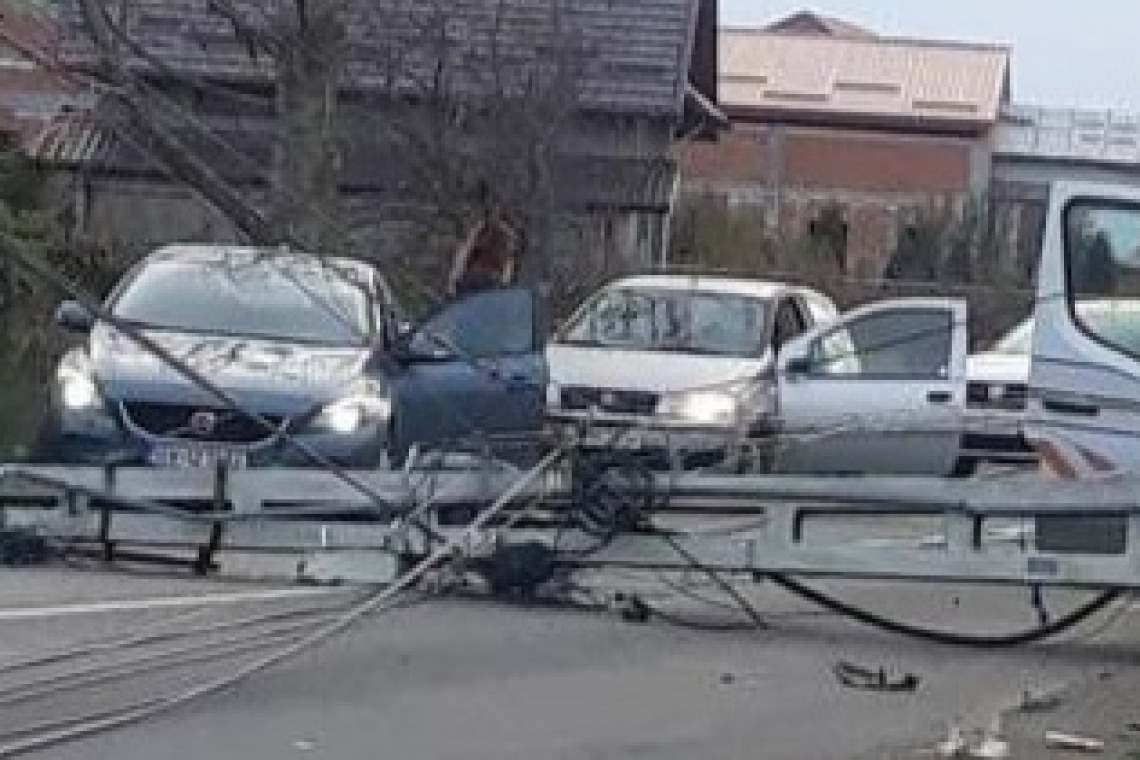 A intrat cu mașina într-un stâlp, pe care l-a rupt! 
