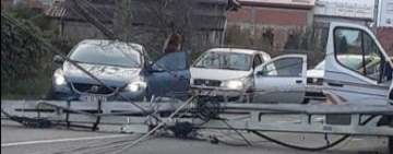 A intrat cu mașina într-un stâlp, pe care l-a rupt! 