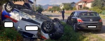 Autoturism răsturnat în șanț, pe marginea DN1A, la Măneciu Pământeni, după o coliziune cu o altă mașină