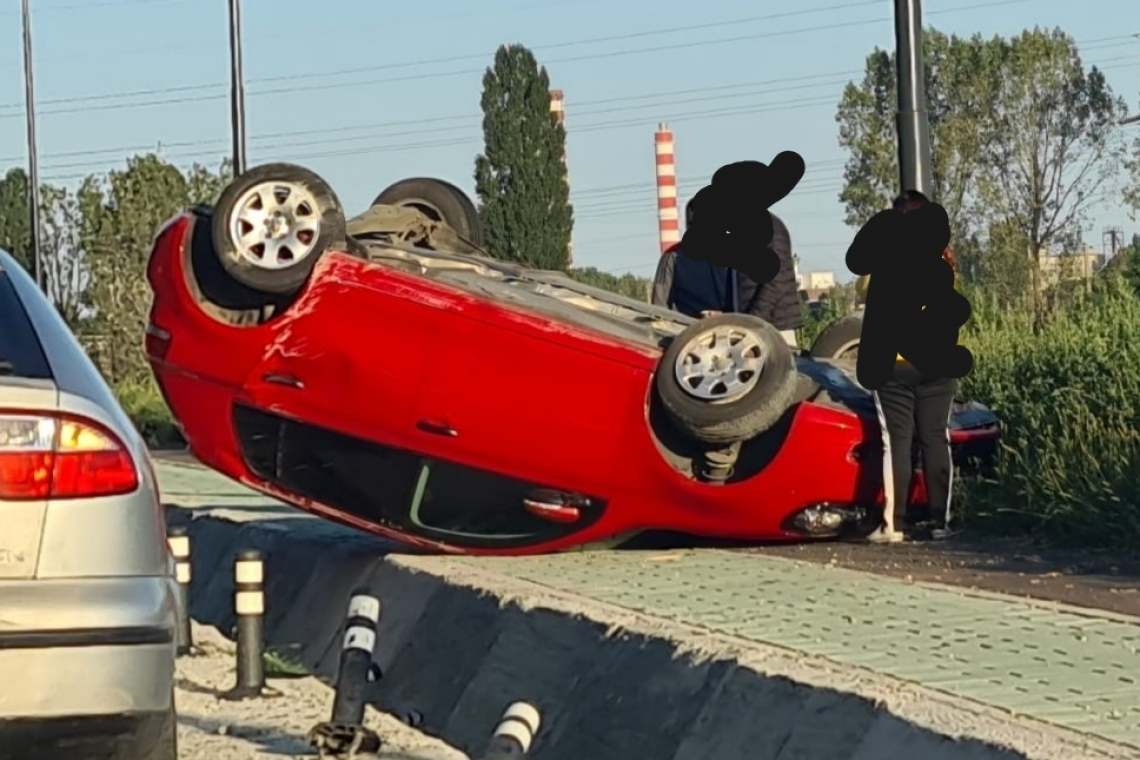 Au scăpat nevătămați după ce s-au răsturnat cu mașina pe drumul spre Berceni!