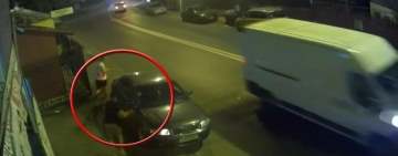Un client al unei săli de jocuri a spart cu un topor geamurile mașinii unei angajate. Acum este cercetat de polițiști