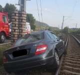 O mașină a rămas suspendată pe calea ferată, la Nistorești