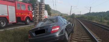 O mașină a rămas suspendată pe calea ferată, la Nistorești