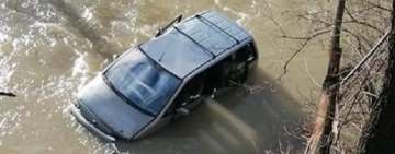 O mașină a ajuns în râul Prahova, după ce a părăsit DN1, la Nistorești