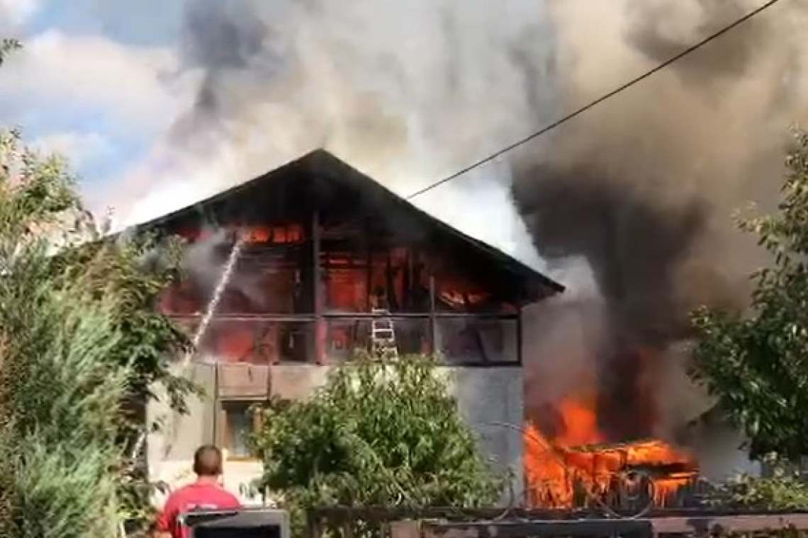 Trei familii au rămas fără acoperiș deasupra capului după incendiul din Băicoi