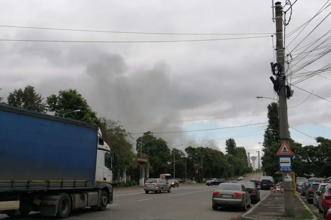 Video/ Incendiu pe platforma Lukoil. Intervin mai multe autospeciale ISU Prahova - actualizare 