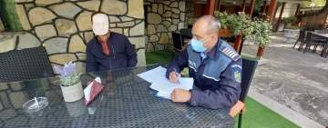 Polițiștii au verificat astăzi, în Câmpina și în comunele limitrofe, dacă se respectă noile reguli impuse de autorități din cauza creșterii ratei Covid