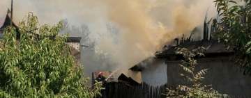 Acoperișul unei case din Puchenii Mari a luat foc