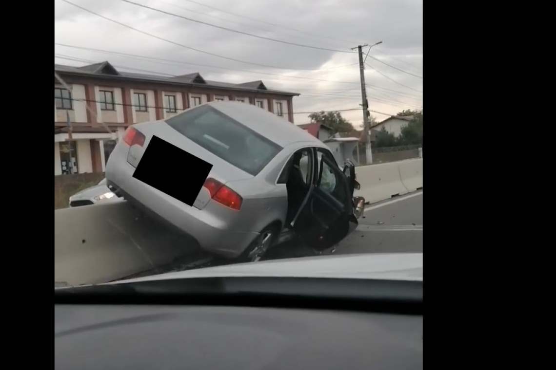Un rănit grav, într-un accident petrecut la Românești. O mașină “s-a urcat“ pe separatorii de sens