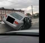 Un rănit grav, într-un accident petrecut la Românești. O mașină “s-a urcat“ pe separatorii de sens