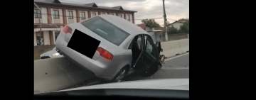 Un rănit grav, într-un accident petrecut la Românești. O mașină “s-a urcat“ pe separatorii de sens