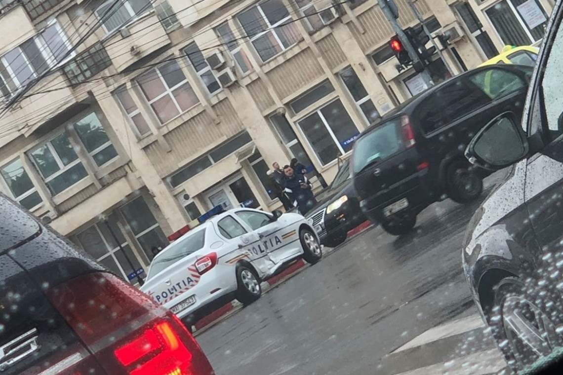 O mașină de Poliție, implicată într-un accident rutier în centrul Ploieștiului