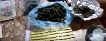 Video/Traficanți de droguri care “aprovizionau“ zeci de consumatori din Prahova, “călcați“ de procurorii DIICOT și polițiștii BCCO