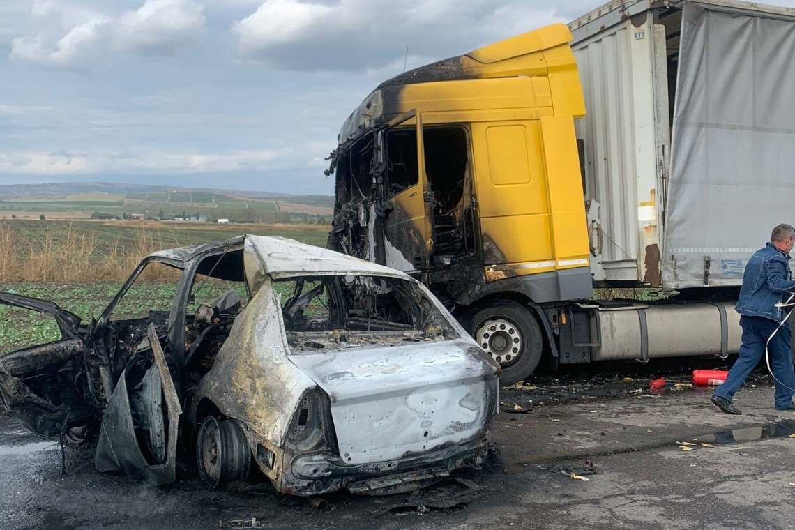 O mașină a luat foc în urma impactului cu un TIR, pe DN1B, la ieșirea din Mizil spre Buzău. Trafic blocat!