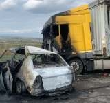 O mașină a luat foc în urma impactului cu un TIR, pe DN1B, la ieșirea din Mizil spre Buzău. Trafic blocat!