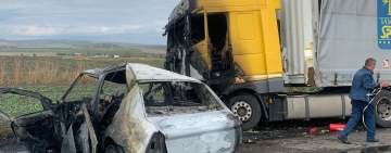 O mașină a luat foc în urma impactului cu un TIR, pe DN1B, la ieșirea din Mizil spre Buzău. Trafic blocat!
