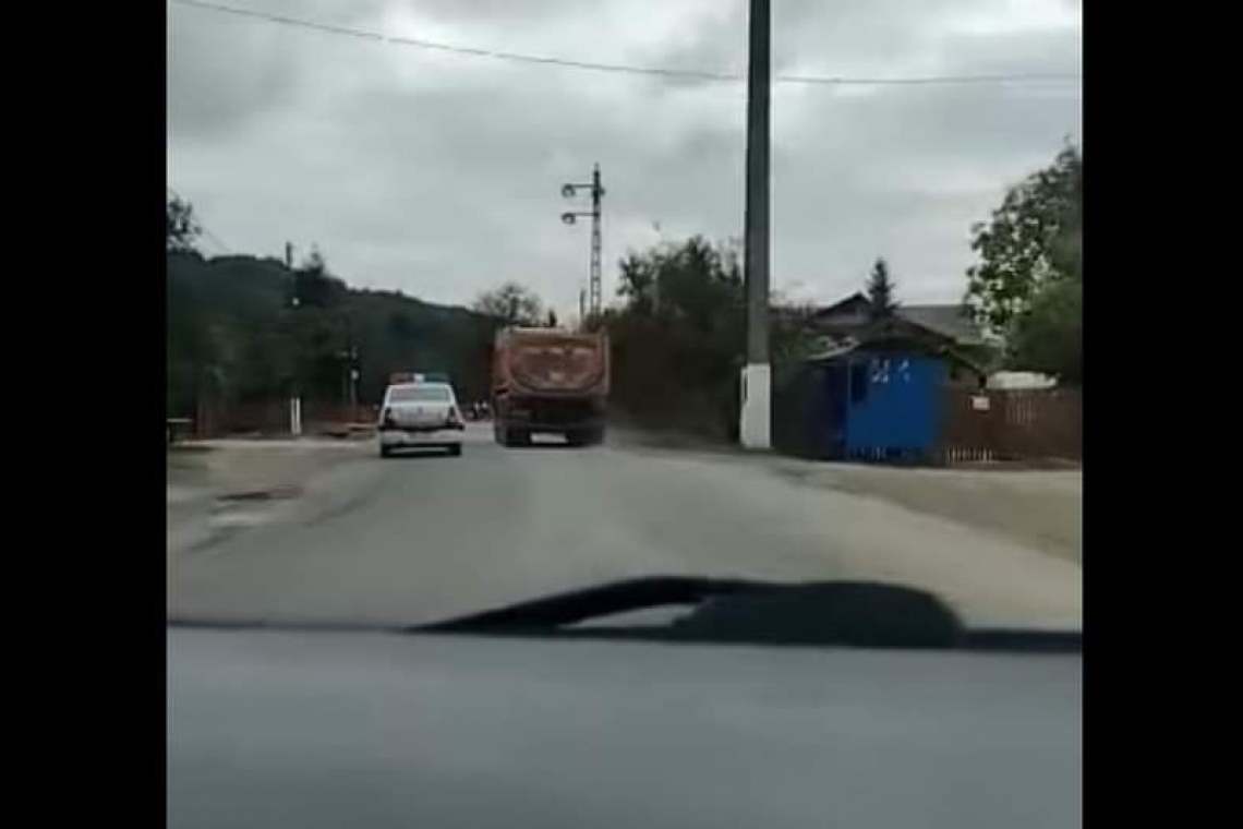 Video/O mașină de Poliție, filmată pe un drum din Prahova, într-o depășire extrem de periculoasă
