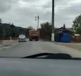 Video/O mașină de Poliție, filmată pe un drum din Prahova, într-o depășire extrem de periculoasă