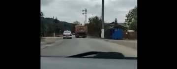 Video/O mașină de Poliție, filmată pe un drum din Prahova, într-o depășire extrem de periculoasă