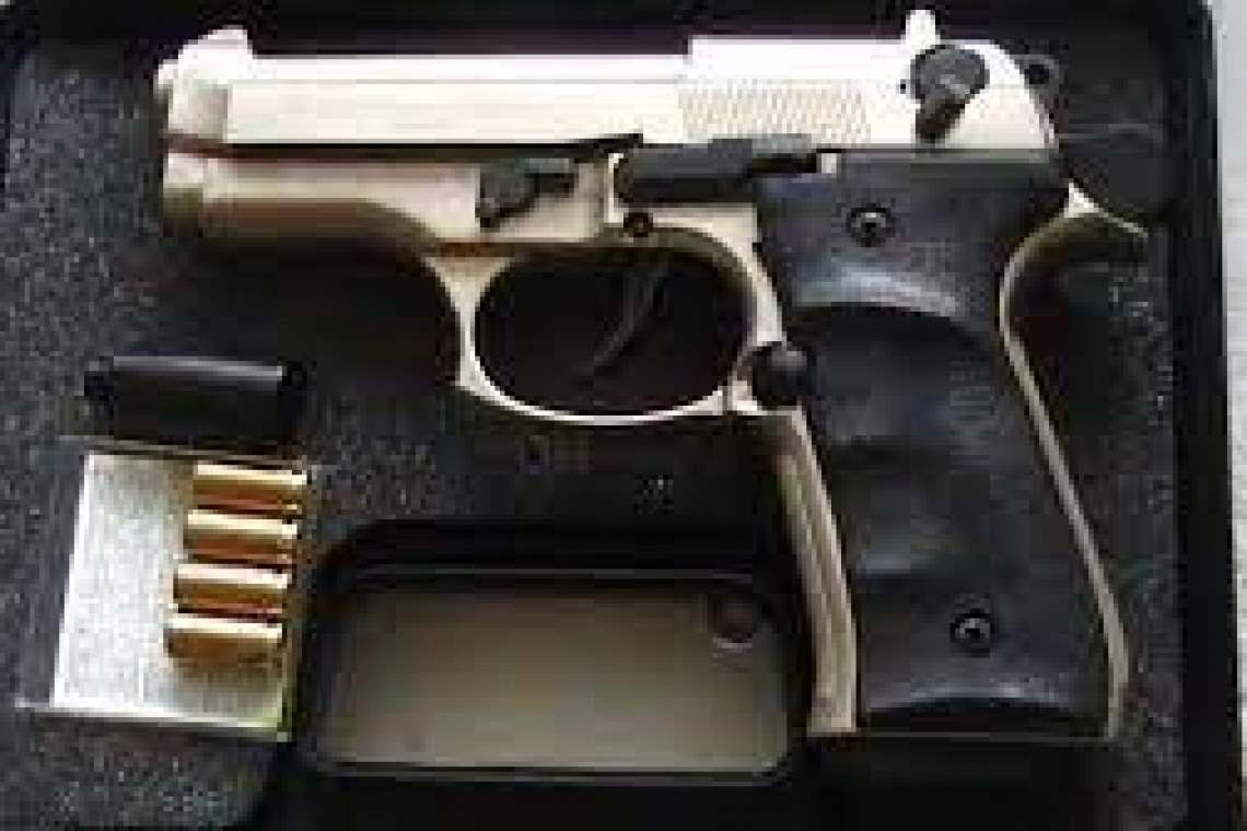 Ce era ascuns în peretele unei case din Ploiești? Un pistol, cu tot cu cartușe!