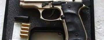 Ce era ascuns în peretele unei case din Ploiești? Un pistol, cu tot cu cartușe!