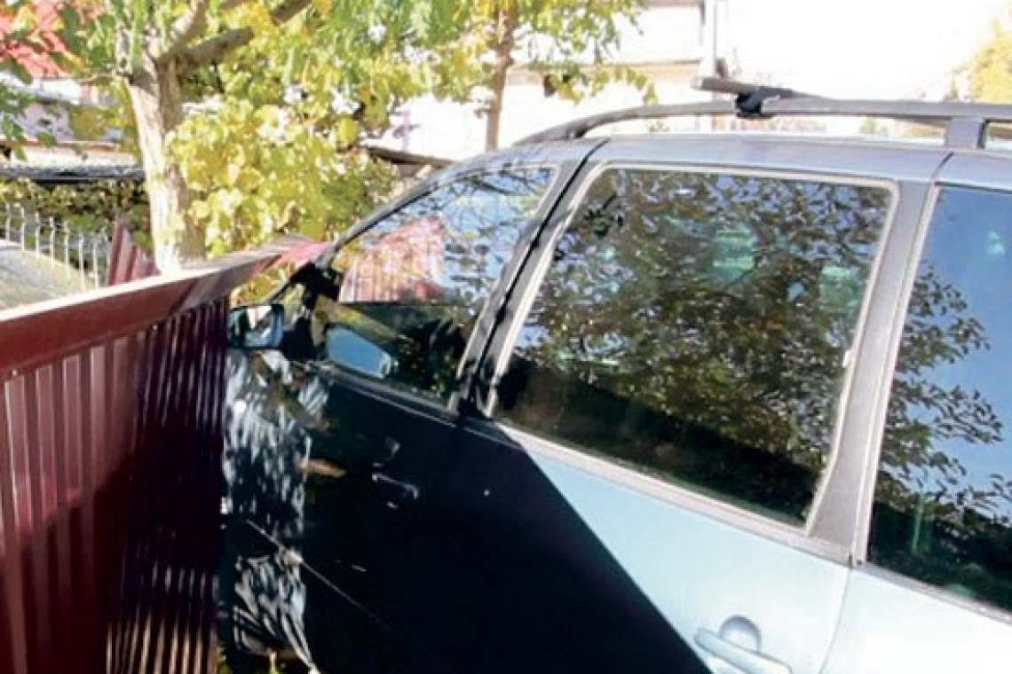 De frica polițiștilor, un tânăr de 16 ani a intrat cu mașina-n gard, pe o stradă din Mizil