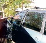 De frica polițiștilor, un tânăr de 16 ani a intrat cu mașina-n gard, pe o stradă din Mizil