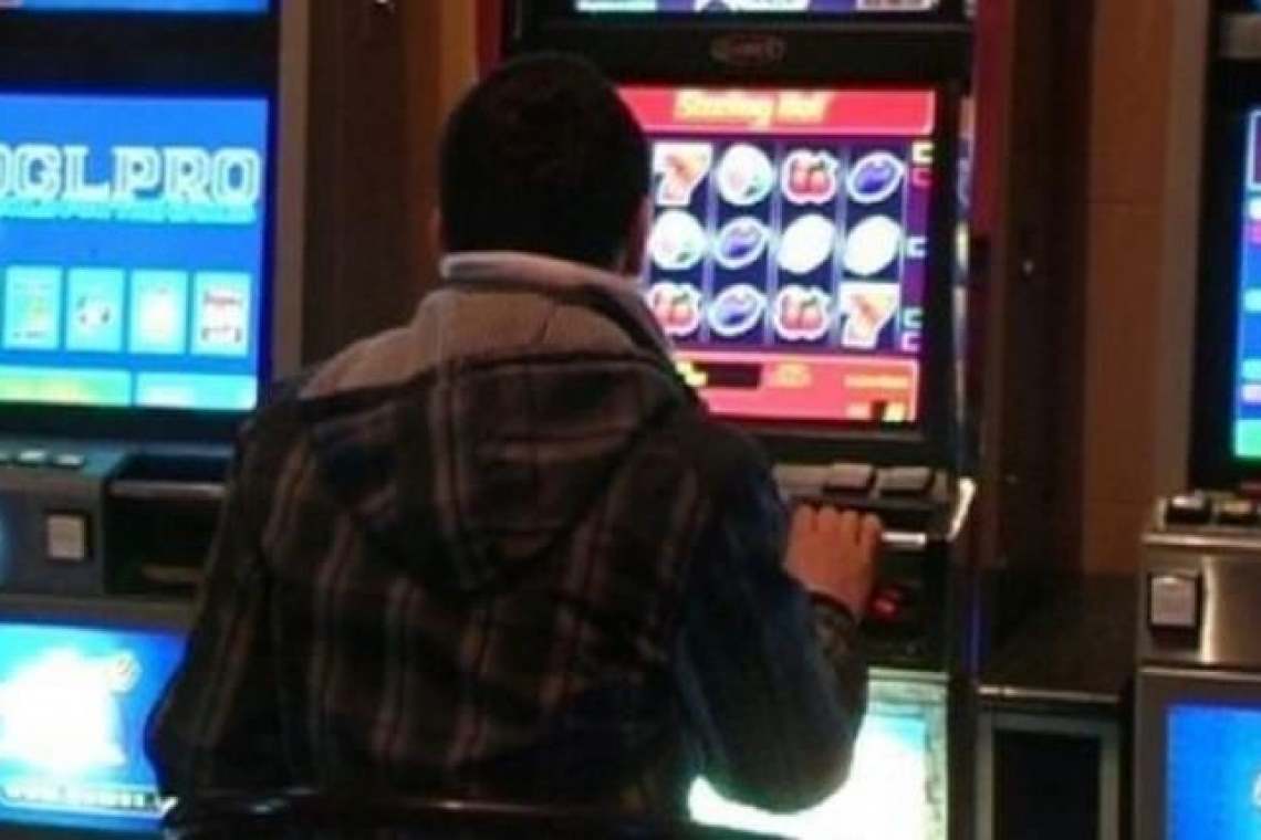 Nervos că pierde la păcănele, un tânăr a distrus trei aparate de la o sală de jocuri din Bălțești!