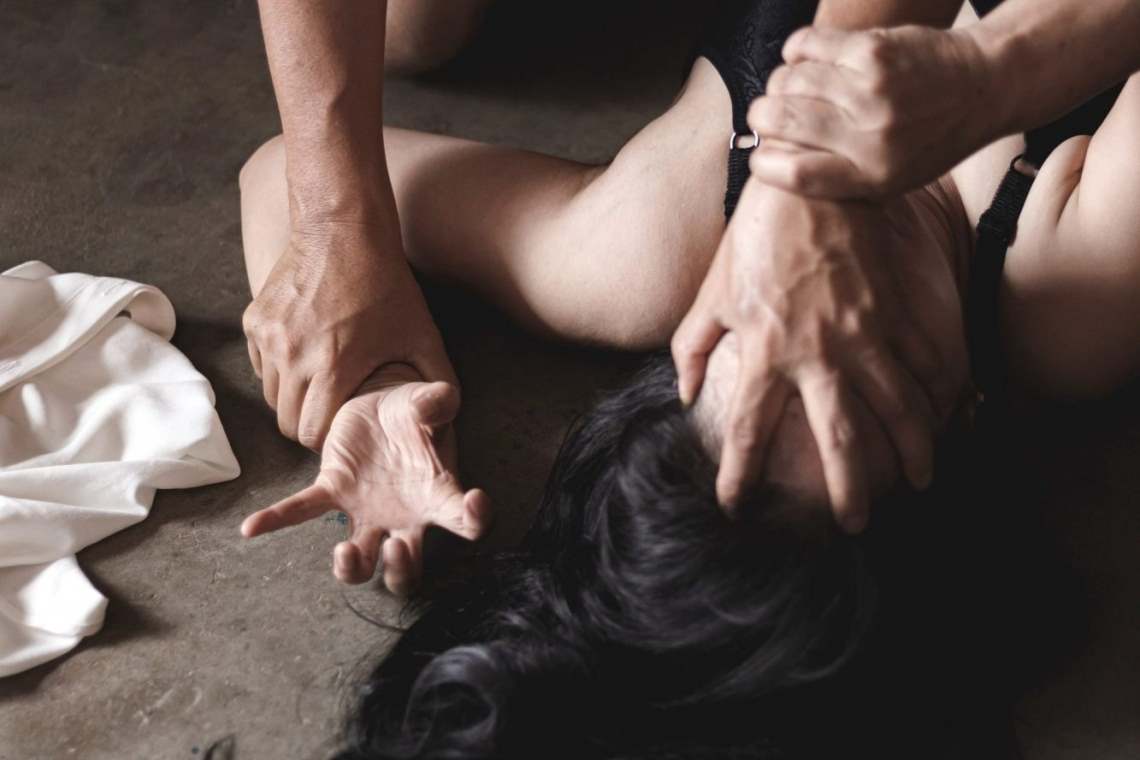 Un bărbat din Blejoi a fost arestat pentru că ar fi violat-o pe fiica iubitei sale