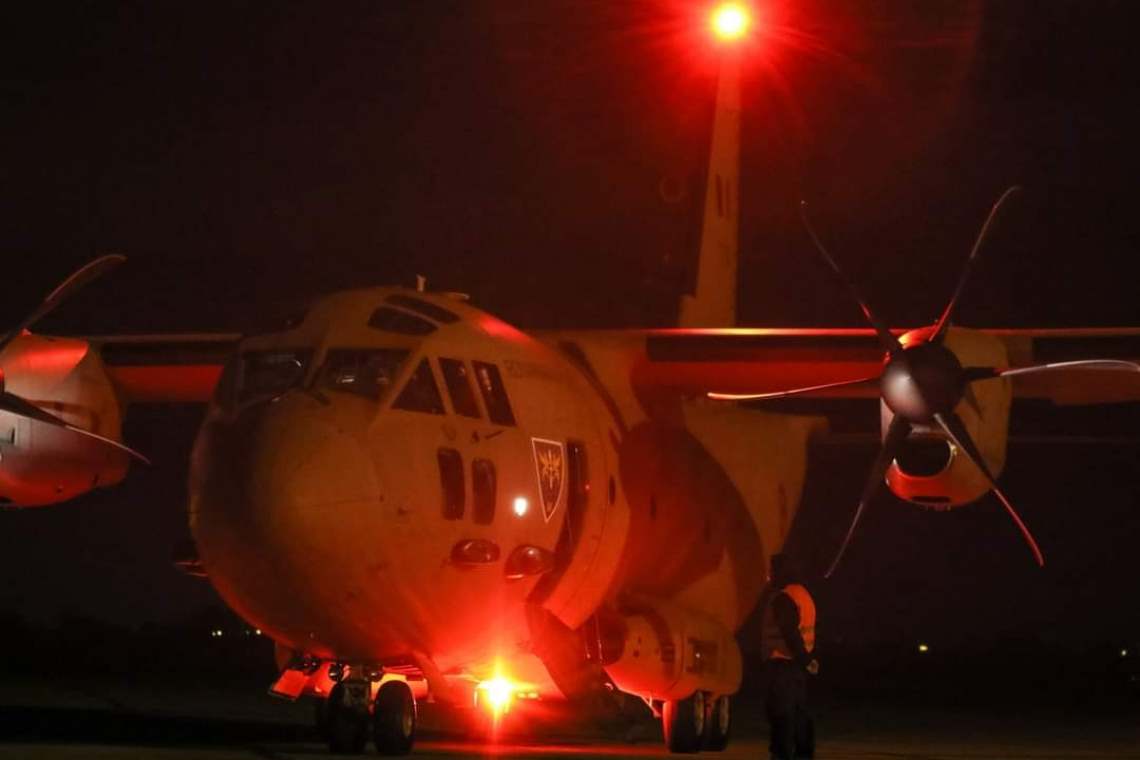 Șase pacienți în stare gravă, infectați cu SARS-CoV-2, transportați cu o aeronavă a Armatei de la București la Târgu Mureș