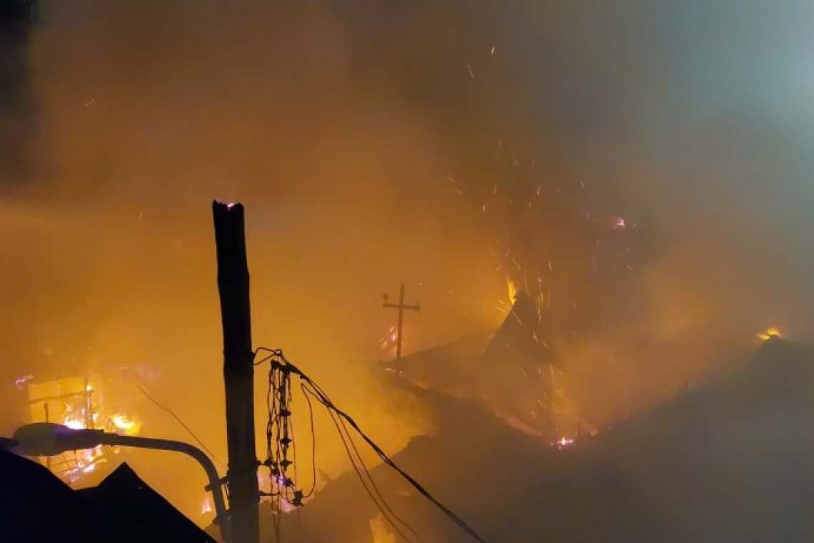 Video/Incendiu de proporții în Capitală! Mai multe case au fost cuprinse de flăcări