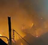 Video/Incendiu de proporții în Capitală! Mai multe case au fost cuprinse de flăcări