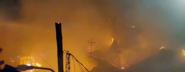 Video/Incendiu de proporții în Capitală! Mai multe case au fost cuprinse de flăcări