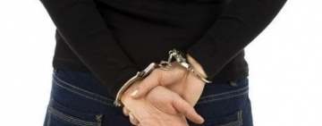 Patru hoațe de linguri, furculițe, parfumuri și covoare au fost reținute de polițiștii prahoveni