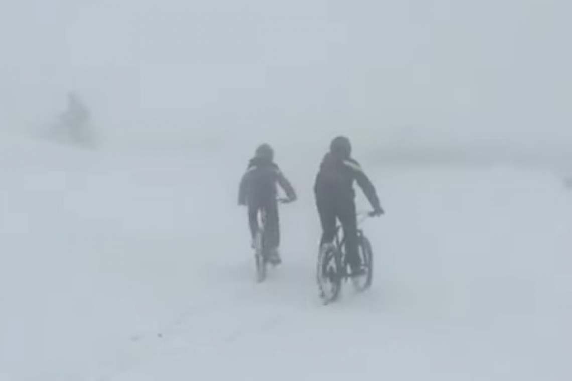 Video/ Mountain bike pe zăpadă, la Azuga!