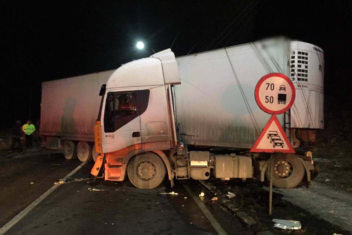 Un TIR încărcat cu uși a derapat pe DN1 A, la Măneciu