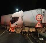 Un TIR încărcat cu uși a derapat pe DN1 A, la Măneciu