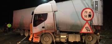 Un TIR încărcat cu uși a derapat pe DN1 A, la Măneciu