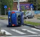 Accident pe Șoseaua Vestului din Ploiești. O mașină s-a răsturnat pe o parte