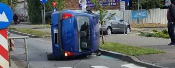 Accident pe Șoseaua Vestului din Ploiești. O mașină s-a răsturnat pe o parte