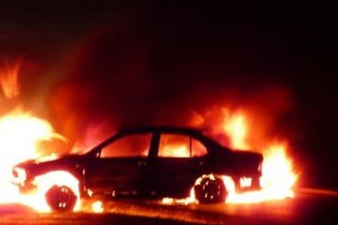 Bărbat reținut după ce a incendiat mașina unor rude din Buzău, pe o stradă din Ploiești