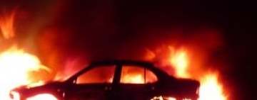 Bărbat reținut după ce a incendiat mașina unor rude din Buzău, pe o stradă din Ploiești