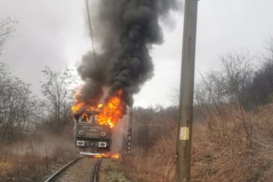 O locomotivă a unui tren de marfă a luat foc, lângă Valea Călugărească
