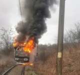 O locomotivă a unui tren de marfă a luat foc, lângă Valea Călugărească