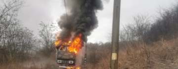 O locomotivă a unui tren de marfă a luat foc, lângă Valea Călugărească