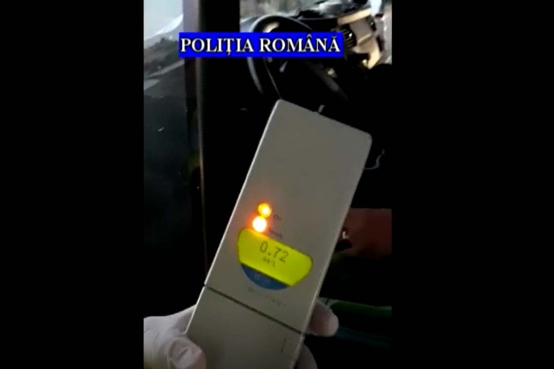 Video/ Pericol public! Șofer de microbuz, prins băut la volan, pe DN1, în comuna Bărcănești